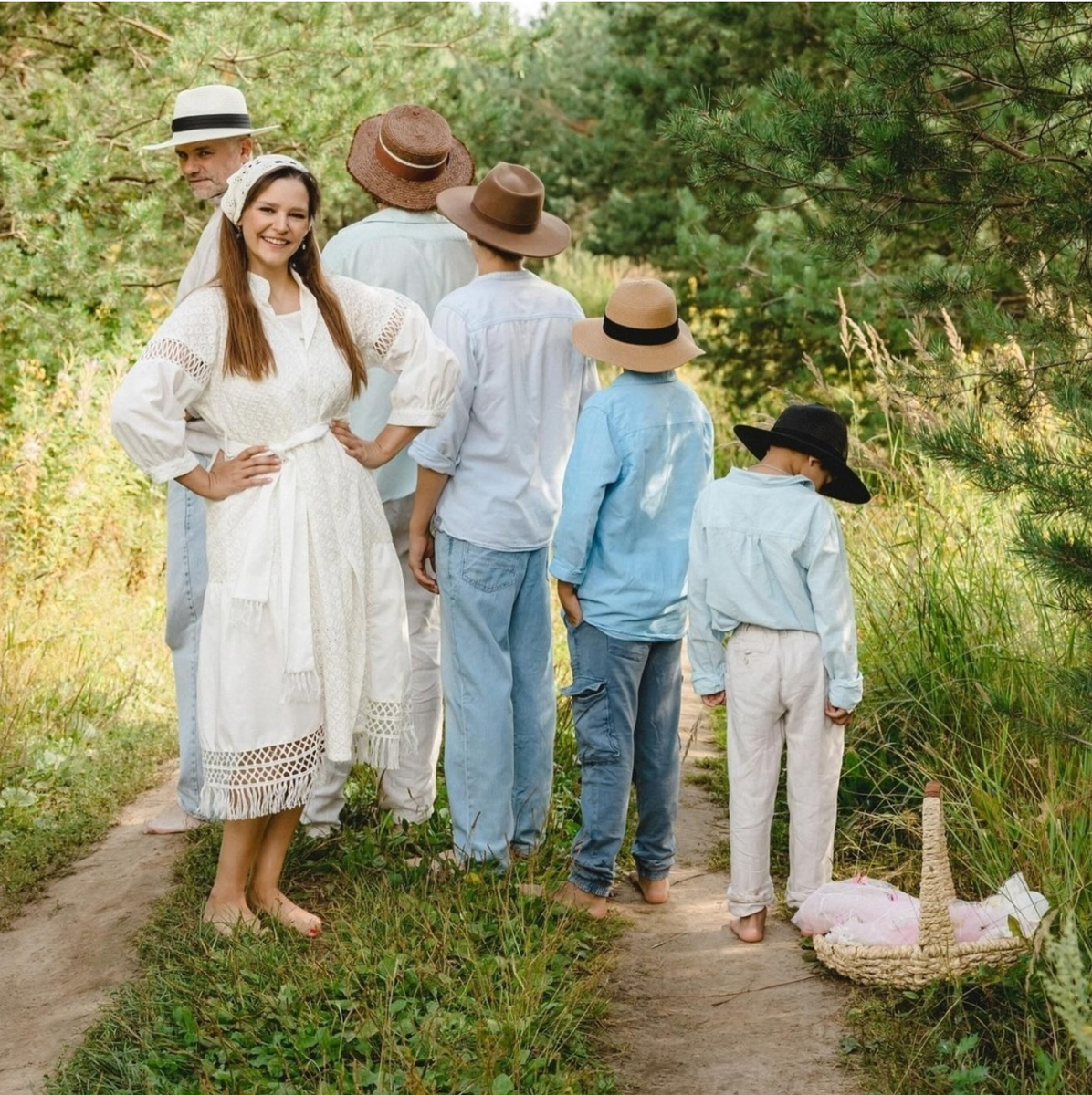 Глафира Тарханова с мужем Алексем Фаддеевым и сыновьями: Корнеем, Ермолаем, Гордеем и Никифором