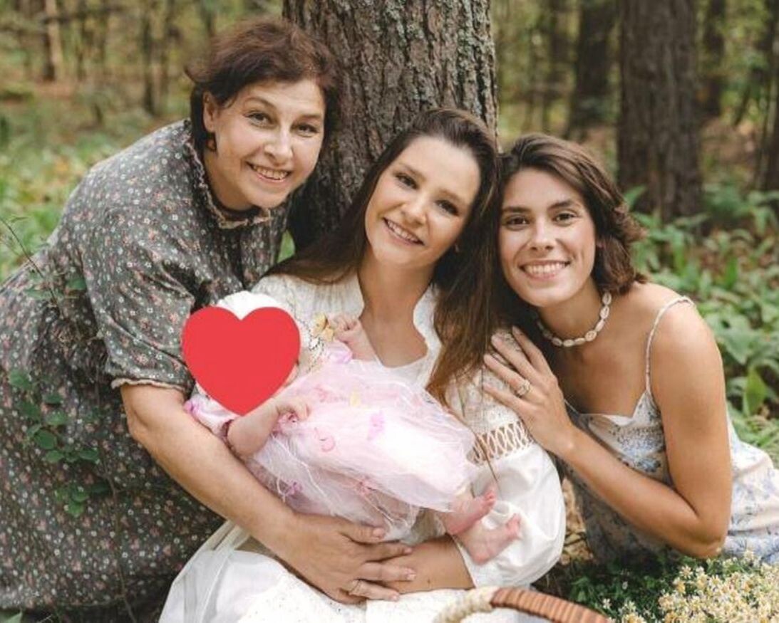 Глафира Тарханова с сестрой, мамой и маленькой дочкой