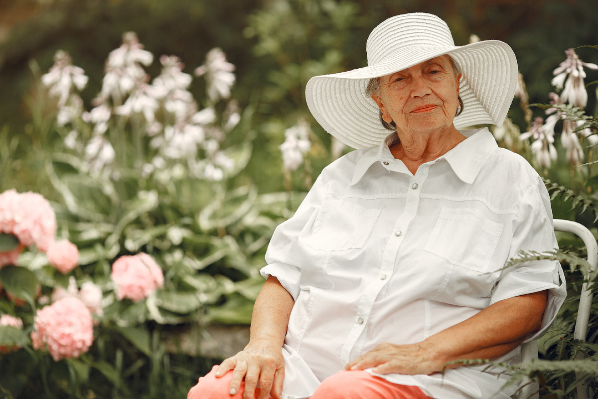 <a href="https://ru.freepik.com/free-photo/aged-woman-sitting-park-grandma-white-hat_10884368.htm">Изображение от prostooleh на Freepik</a>