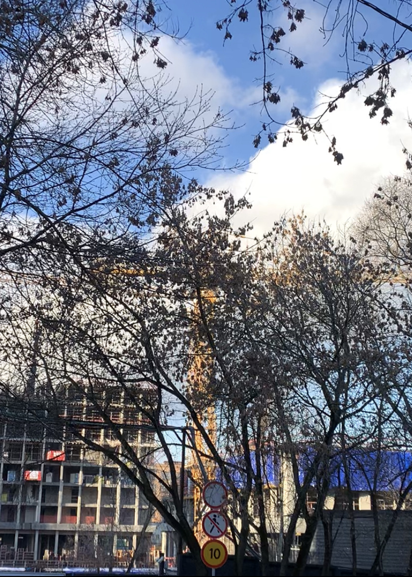 Новостройка в Москве. Ноябрь 2025 г. Фото автора.  Синий фон вагончиков.