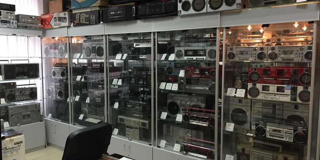 Реакция иностранцев на московский магазин винтажных магнитол