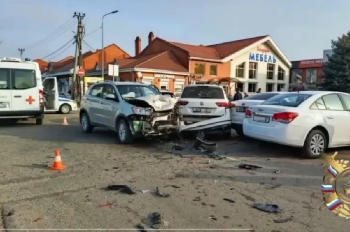    На Кубани водитель иномарки врезался в 5 припаркованных машин и погиб