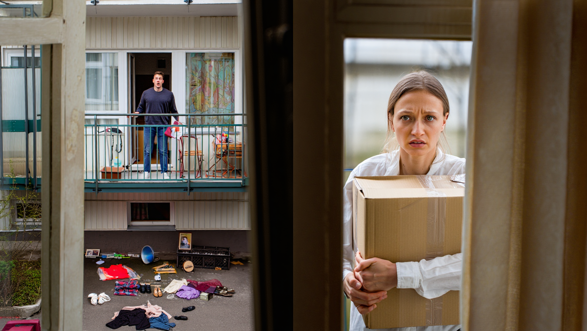 — Я выбросила вещи твоей матери с балкона, — призналась она спокойным голосом.