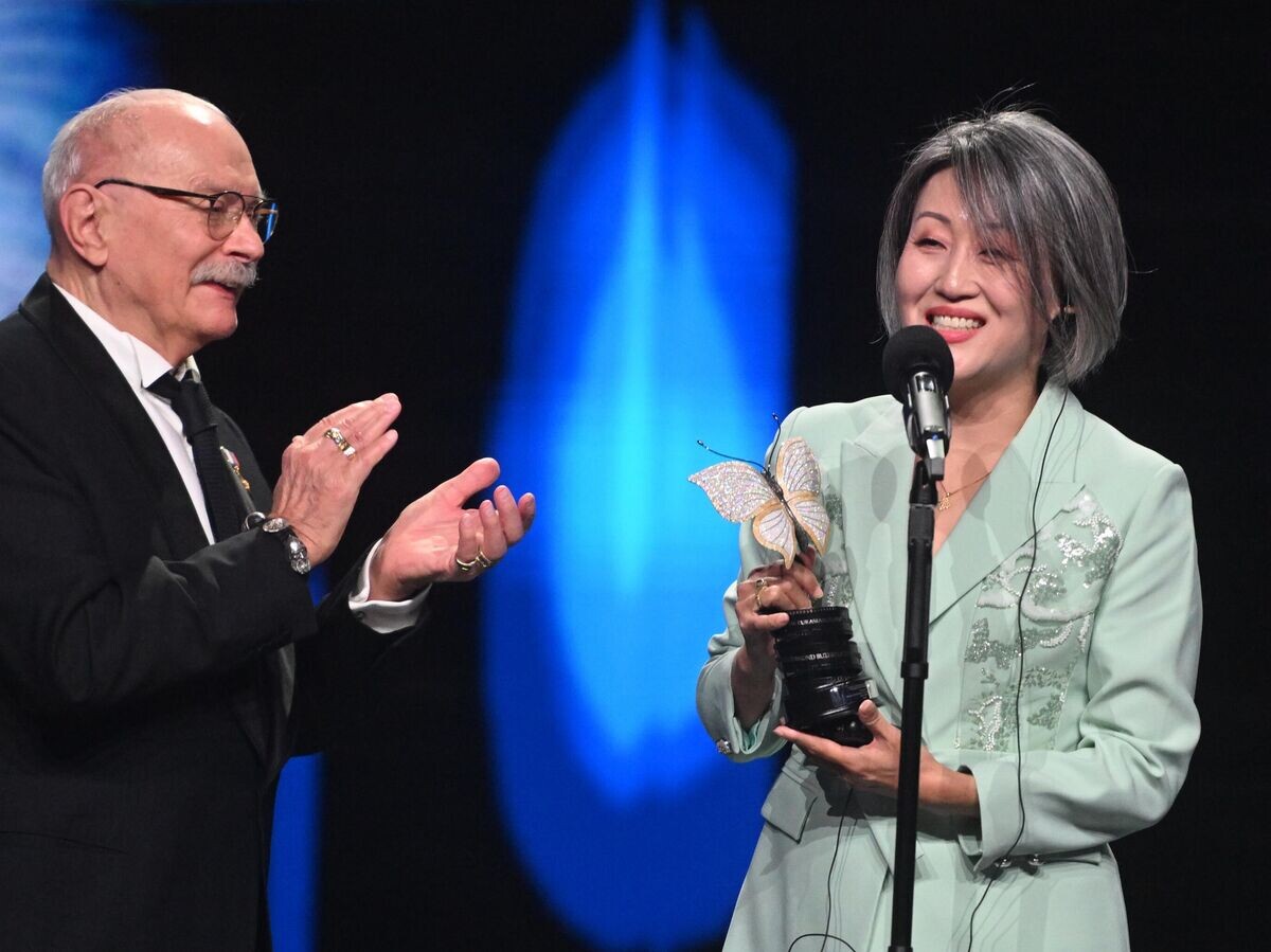    Режиссер, председатель Союза кинематографистов РФ Никита Михалков и продюсер фильма "Против течения" Хань Мэй на церемонии вручения Открытой Евразийской кинопремии "Бриллиантовая бабочка"© РИА Новости / Михаил Воскресенский