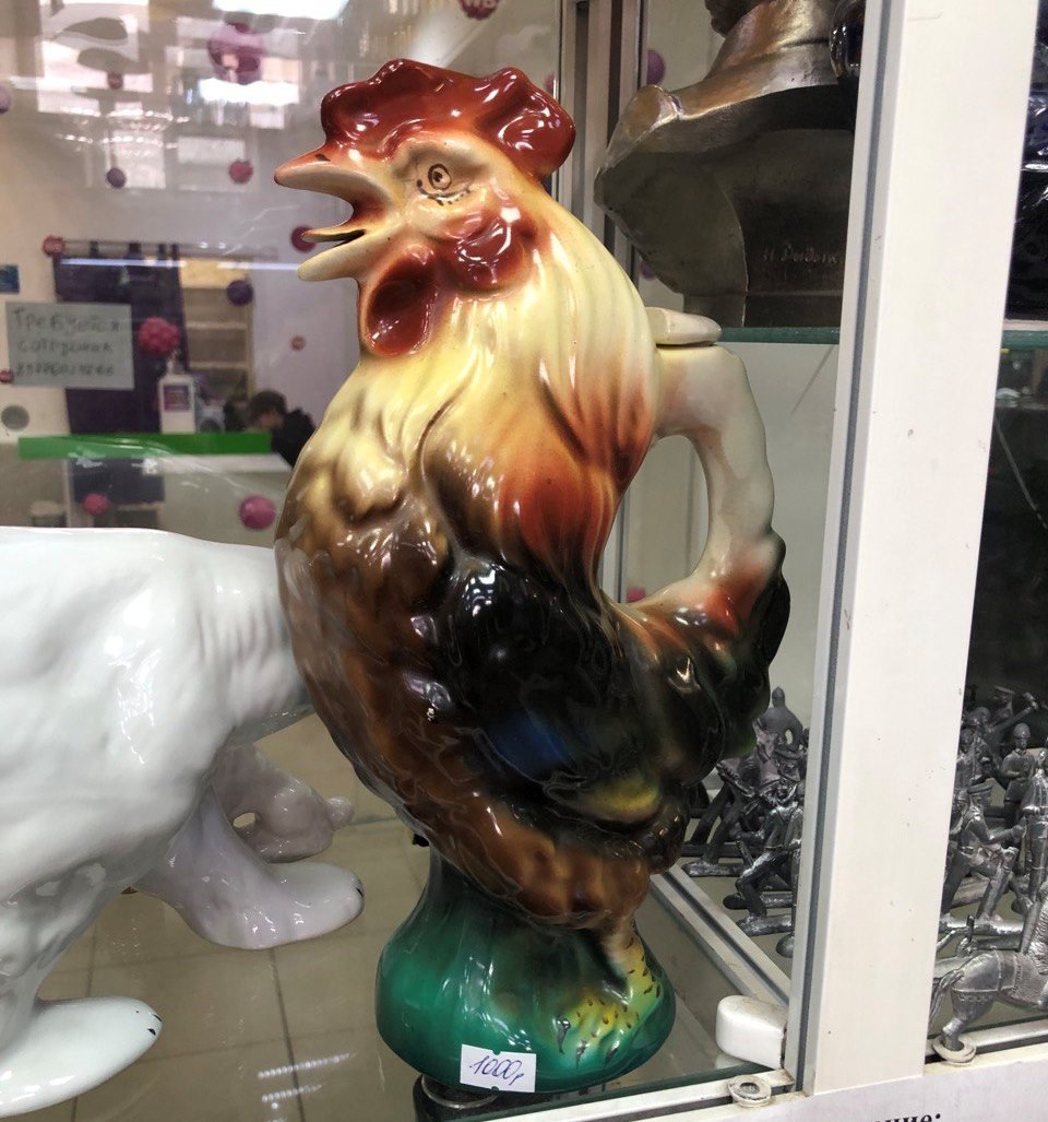 Кувшин-петух в одном из отделов ЦУМа. г. Ижевск.