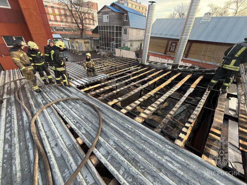    Огонь разошелся на площади 100 кв. м.