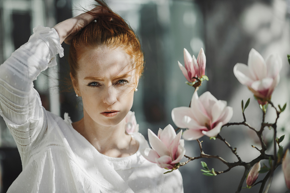 <a href="https://ru.freepik.com/free-photo/portrait-redhead-woman-near-magnolia-twig_7249551.htm">Изображение от freepic.diller на Freepik</a>