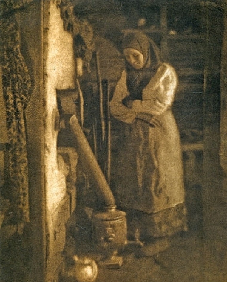 Крестьянка и самовар, 1924 г. Источник: Wikimedia Commons