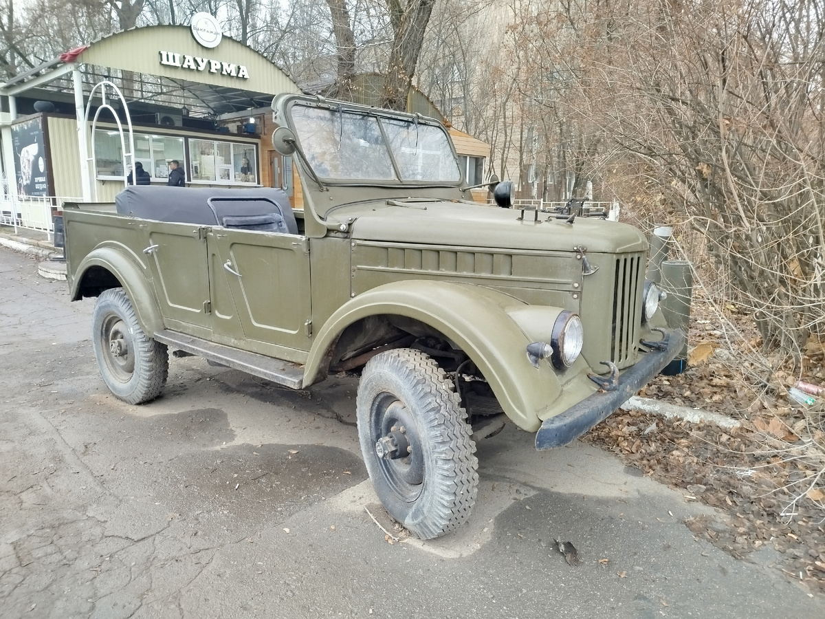 ГАЗ - 69 (предшественник УАЗ - 469) возле шаурмячной на проспекте Ильича.