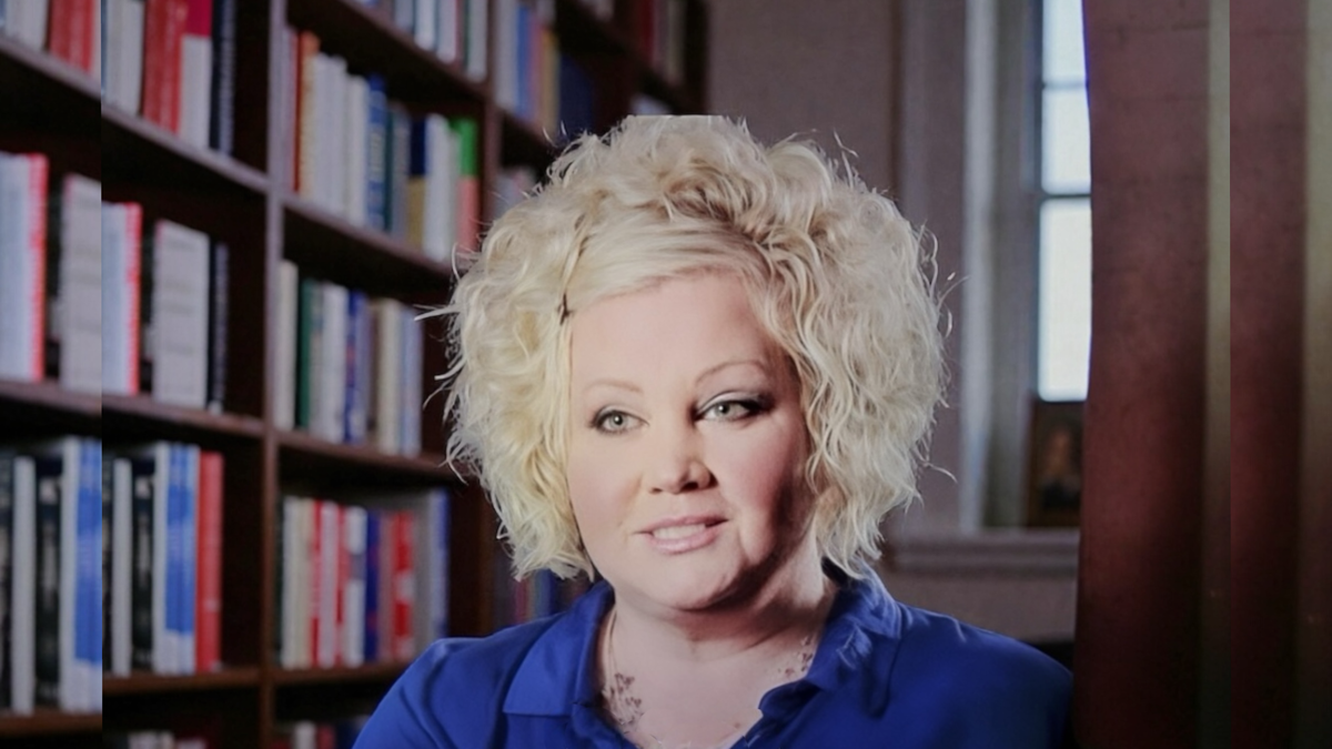 Мелинда Элкинс.