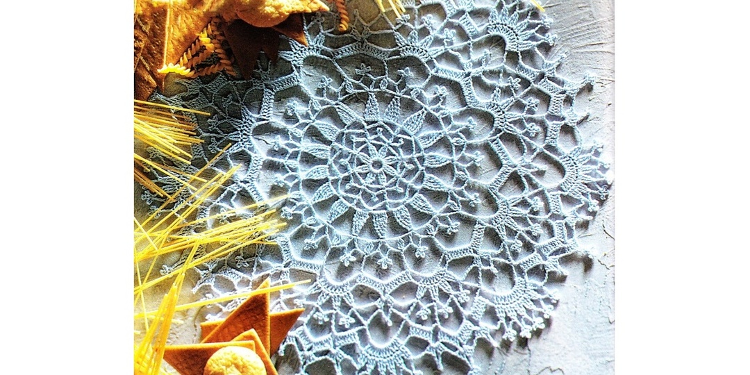 Круглые салфетки крючком, которые можно использовать как самостоятельные изделия для украшения интерьера либо как подставку для декора