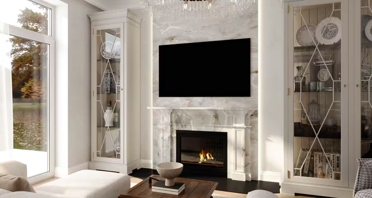 Неоклассическая гостиная с камином в загородном доме 214 м² в селе Ельдигино