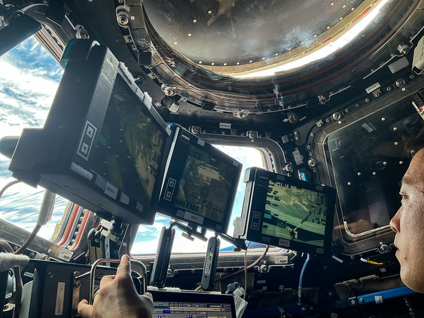 Джонатан Ким управляет манипулятором SSRMS с пульта управления в ОМ Cupoila. Фото: nasa.blog.com