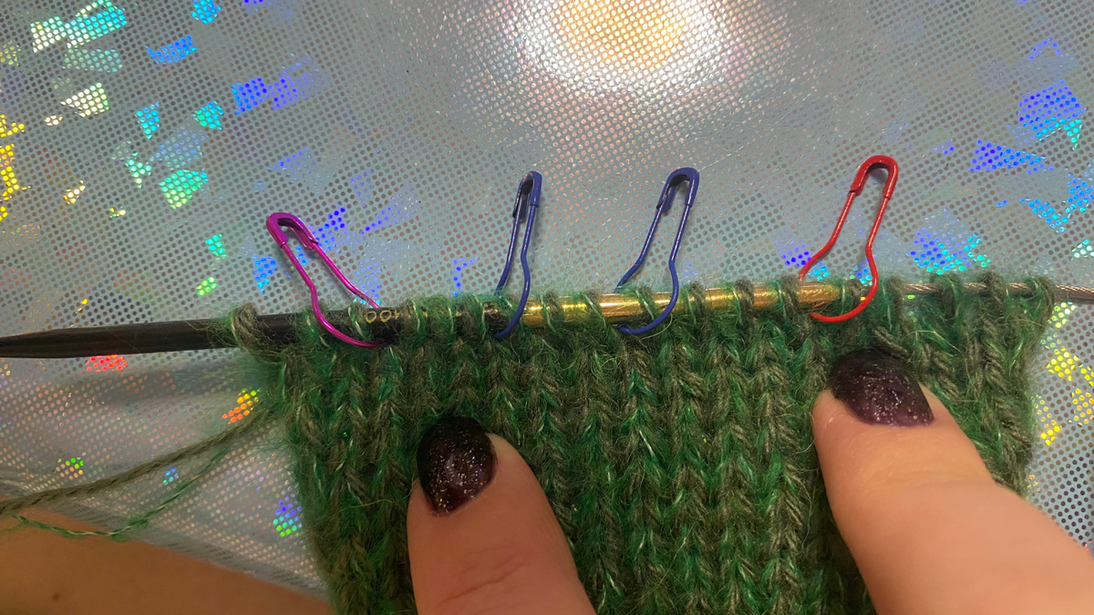 На фото правая полочка (вырез горловины по переду справа) 