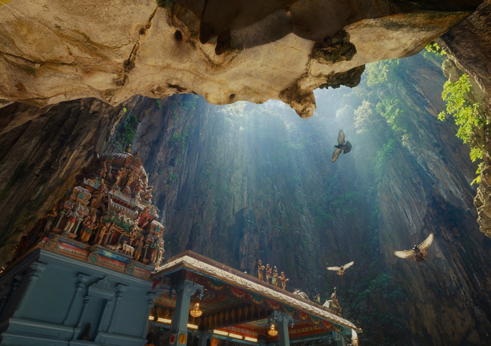Пещеры Бату, Селангор. Грандиозный индуистский храмовый комплекс в известняковых пещерах, к которому ведет лестница из 272 ступеней.