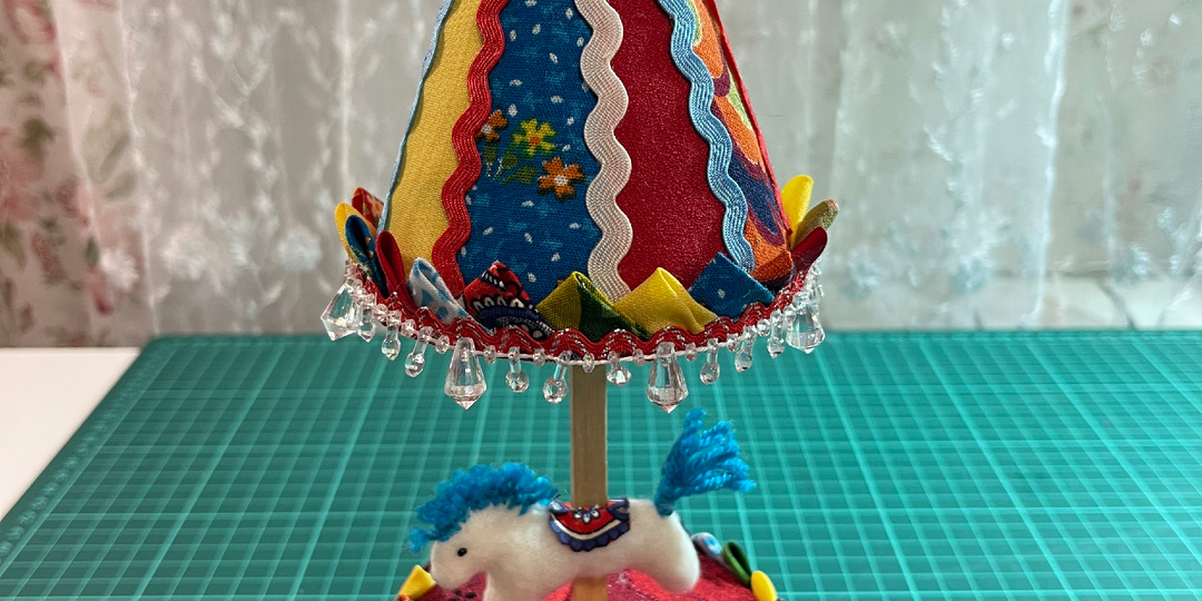 Лоскутная карусель с лошадкой.