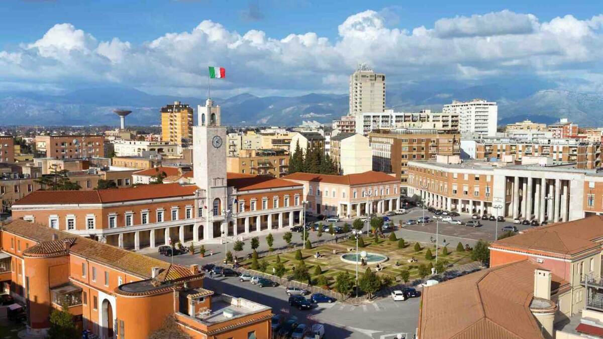 Латина, вид сверху на главную площадь Piazza del Popolo 