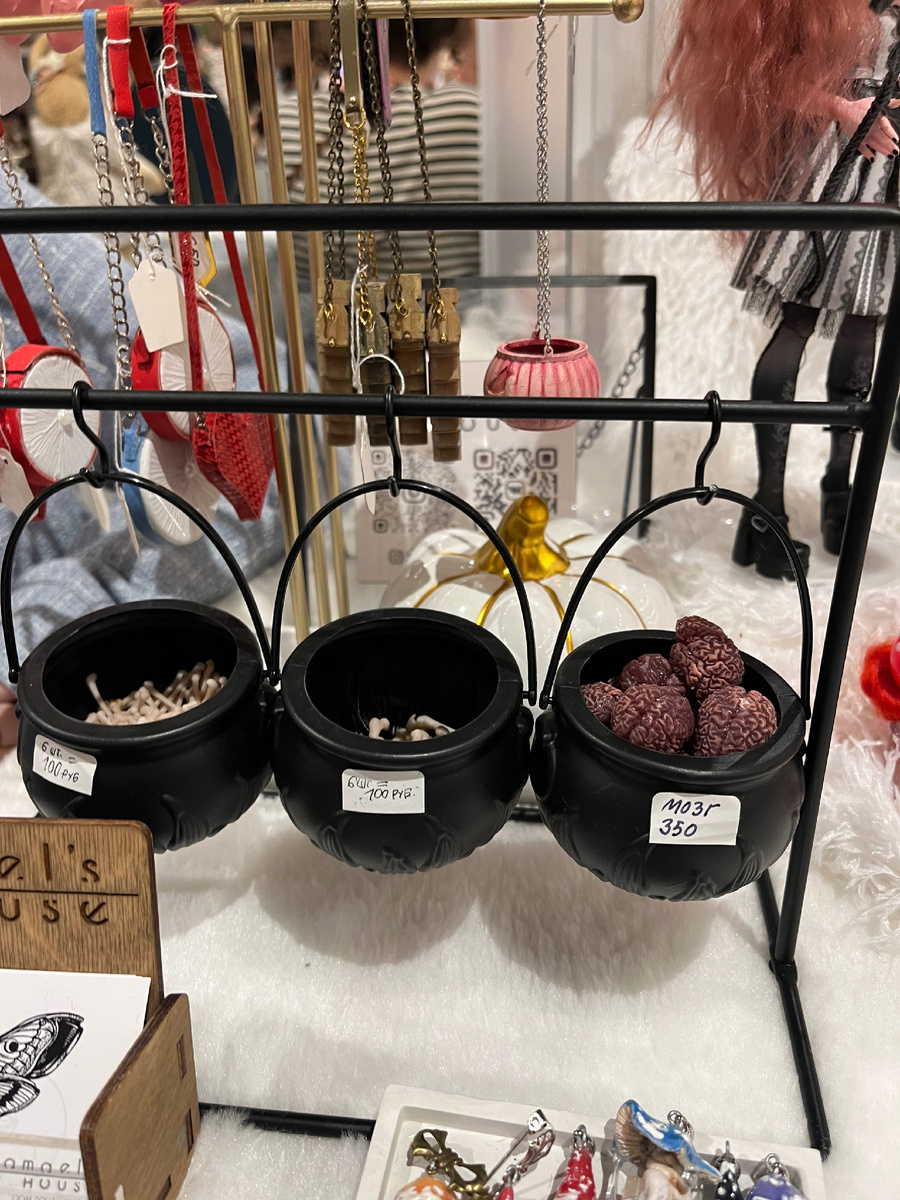 Котлы с костями и мозгами. Кости продаются набором по 6 шт. Так и представляю себе ведьму-продавшицу с этими котелками на рынке😆