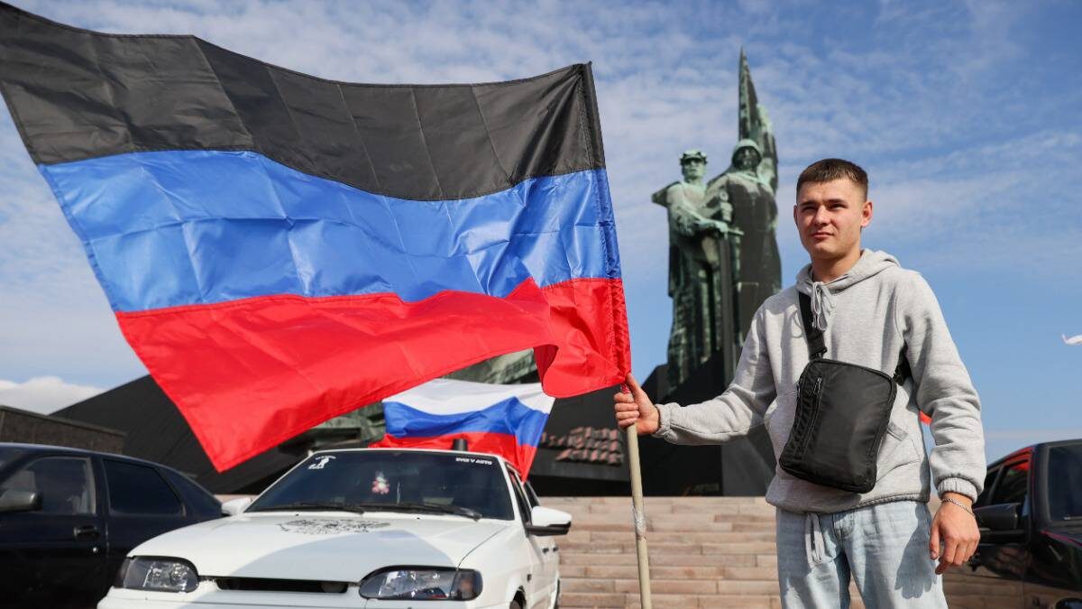    В Донецкой Народной Республике уже проводится большое количество массовых патриотических мероприятий. В этот раз точкой старта автопробега ко Дню флага ДНР стал Парк культуры и отдыха имени Ленинского комсомола / Фото: Дмитрий Ягодкин / ТАСС