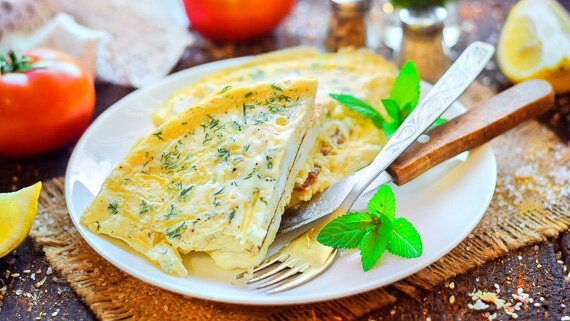 Омлет с сыром и зеленью