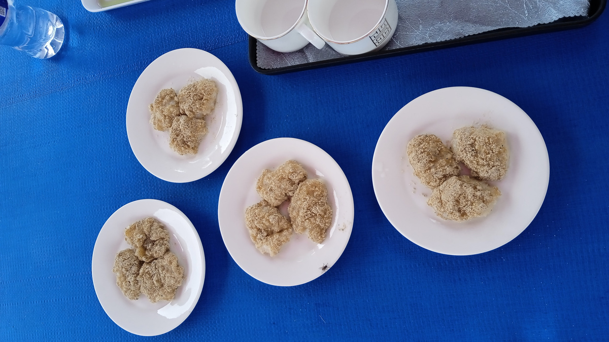 Битый хлеб на тарелке