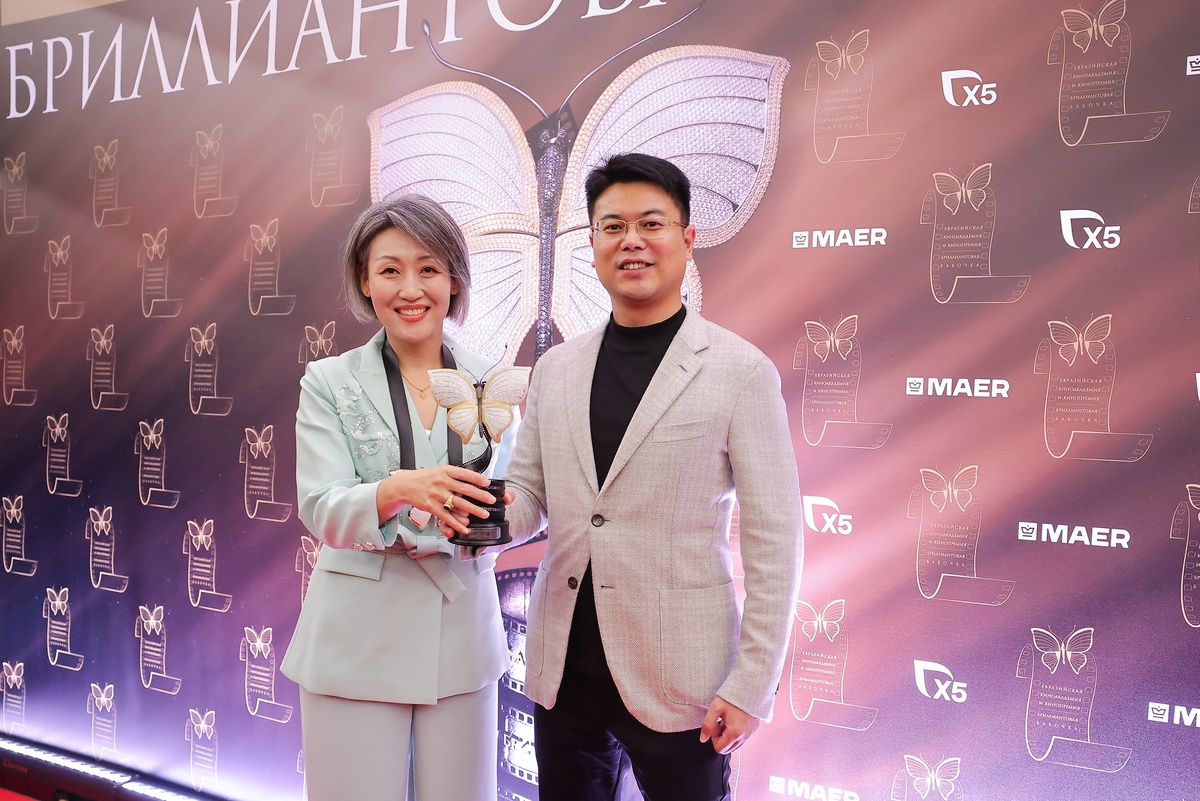    "Бриллиантовая бабочка" прилетела к создателям китайского фильма "Против течения" (реж. Сюй Чжэн)./Александр Корольков/РГ