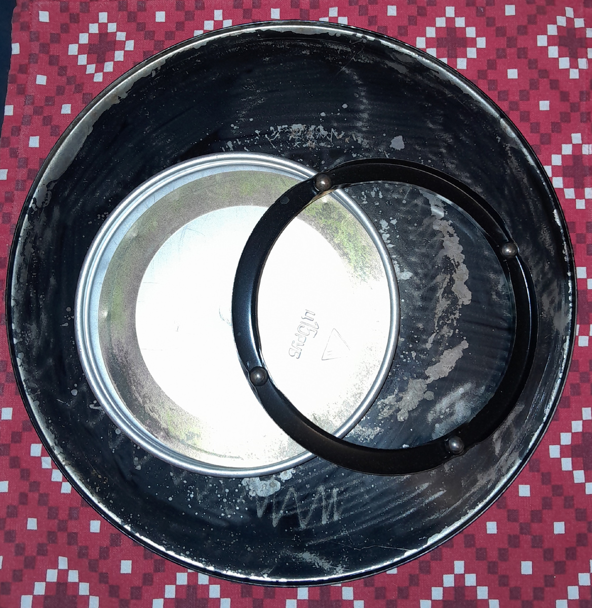 Дно подноса. Внутренняя сторона. Состояние на фото после зачистки краски для дальнейшего окрашивания в новый цвет.