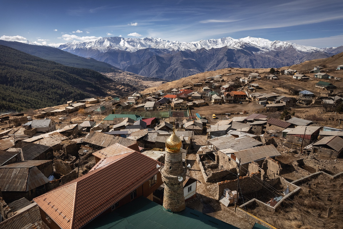 Горный аул Дагестана на фоне снежных хребтов — традиционная деревня и панорамы региона