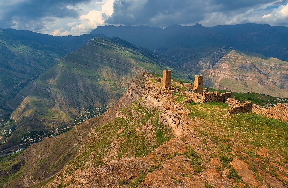Горные башни Кахиб в Дагестане на фоне глубоких каньонов