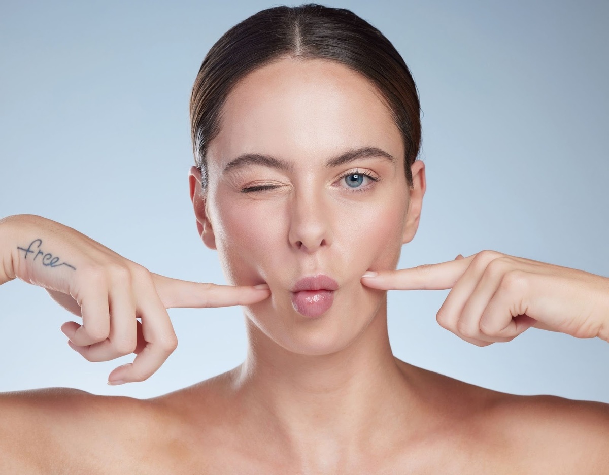 Пухлые щёки чаще связаны с анатомией или отёчностью