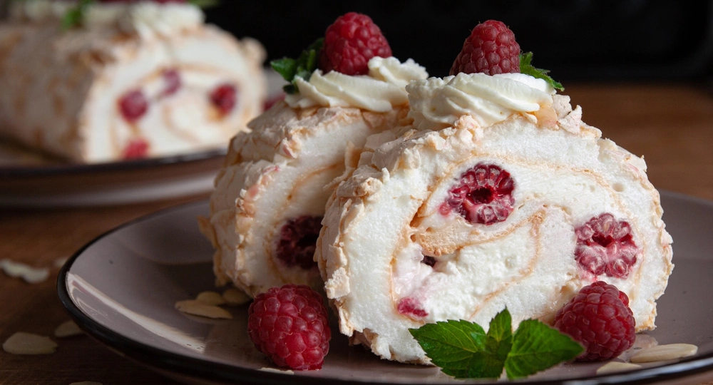 Воздушный меренговый рулет: Секрет нежного десерта, который тает во рту и покоряет сердца