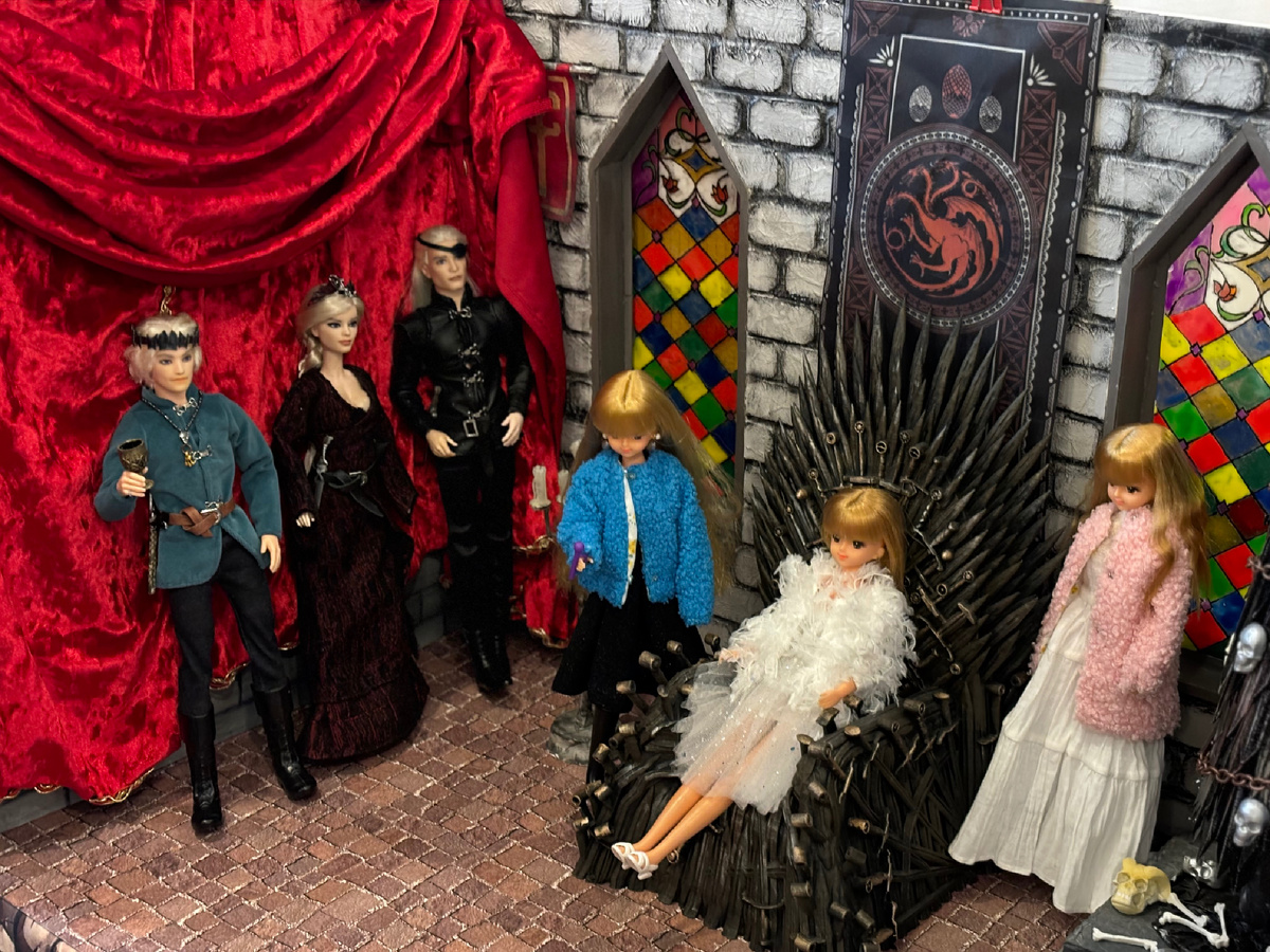 Забегая вперед! На железном троне - Дженни Путешественница, в свите - Дженни Москвичка и Дженни Экскурсовод ❤️