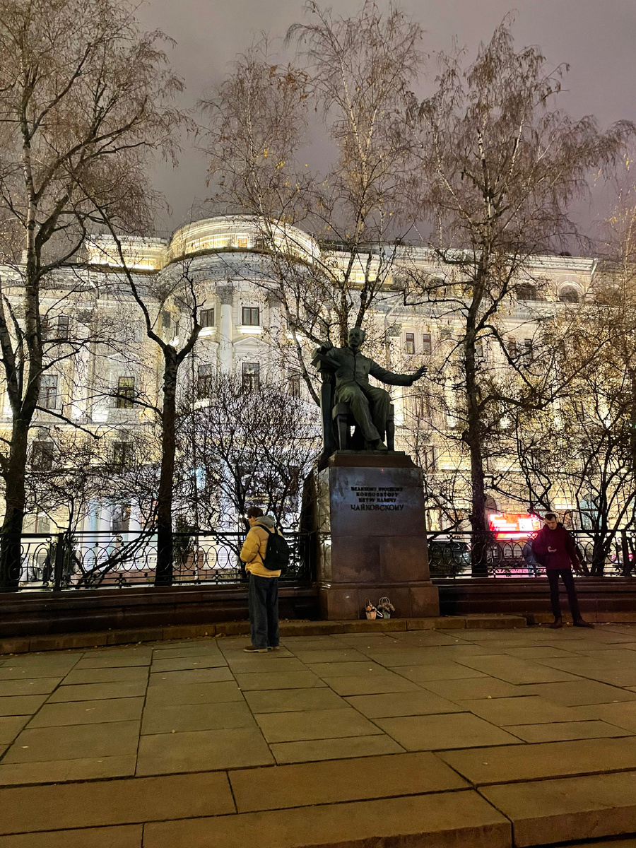 Петр Ильич Чайковский всегда радушно встречает ценителей классической музыки:)
