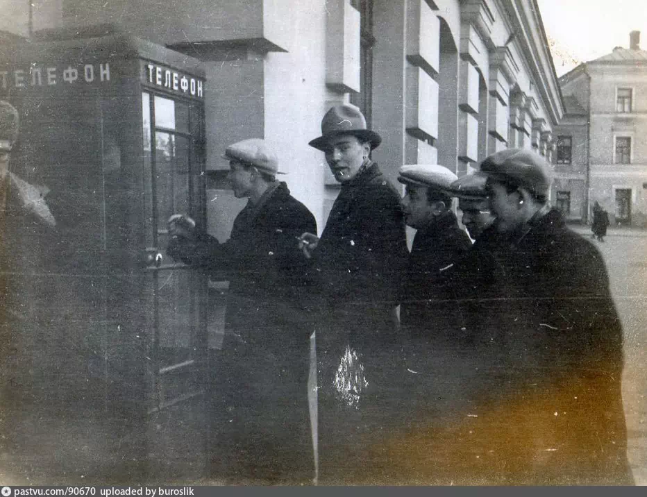 Очередь у телефонной будки, Садовая-Сухаревская, 1957 – 1959 г. Из семейного архива buroslik.