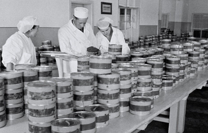 До 20 века кильку раскладывали в банку вручную.