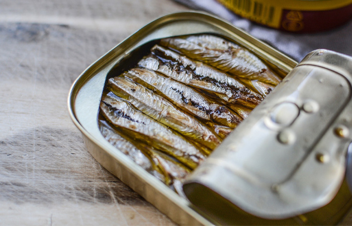 Шпроты - это копченая килька.