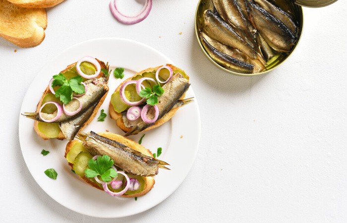 За 8 часов работы нужно было разложить 3 тысячи рыбин.