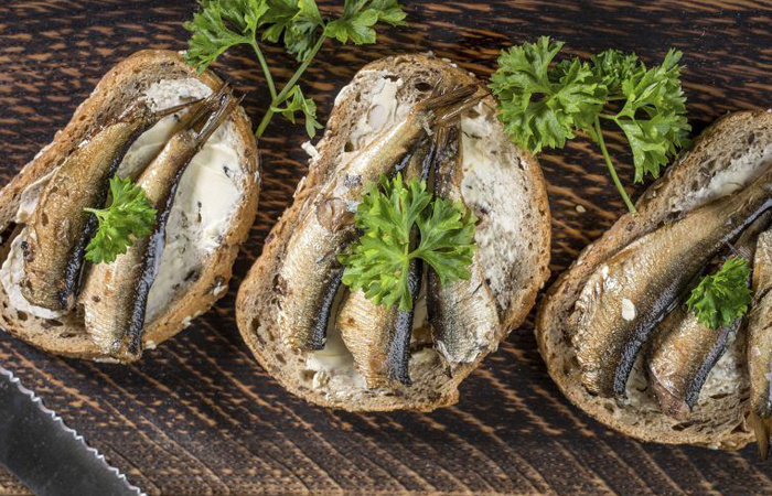 Шпроты стали изготавливать из других видов мелкой рыбы.