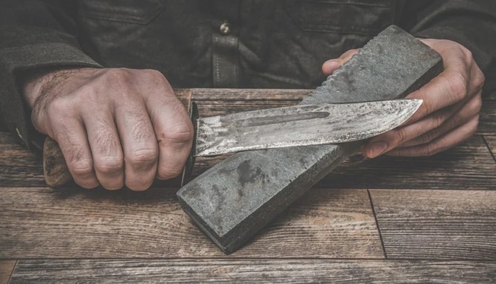 Грубую сторону нужно использовать при сильном износе материала