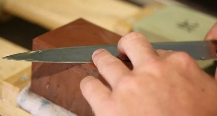 Заусенцы с ножа необходимо удалять