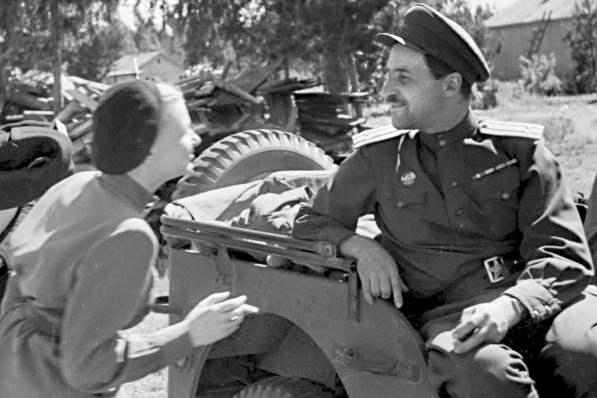    К.М. Симонов и его жена, артистка В.В. Серова, на Ленинградском фронте. 1944 г. / Фотограф М. Редькин. Арх. № 0-298177