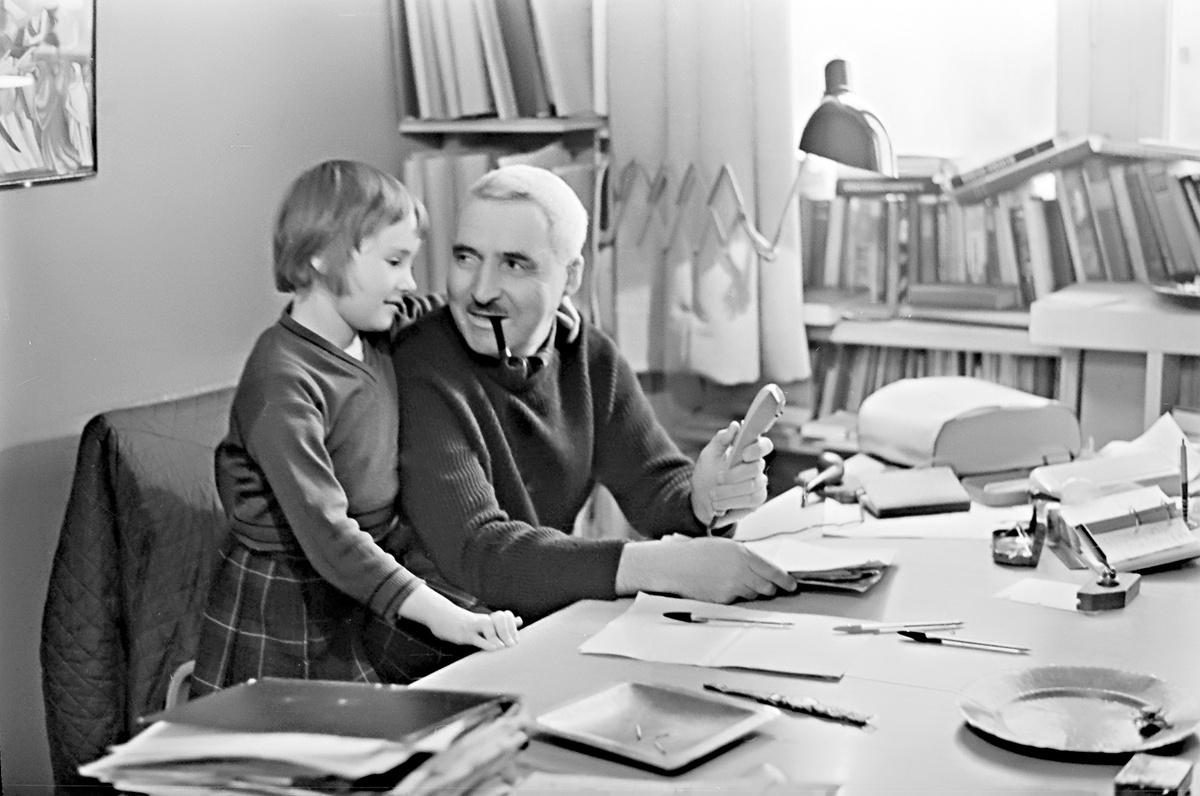   Константин Симонов с дочерью Сашей в своем кабинете. Москва. 1960 г./ Я. Рюмкин. Арх. № 0-347222