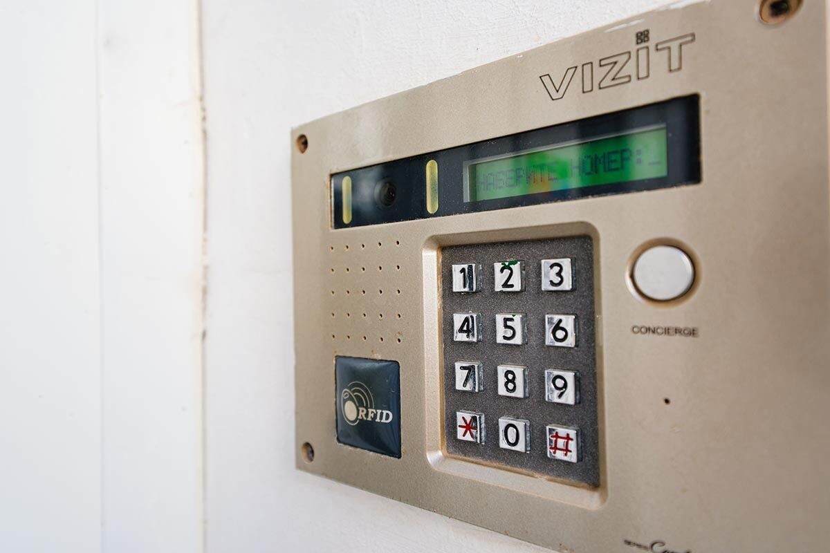 Домофон Vizit. Источник: Andrey Sayfutdinov / Shutterstock / FOTODOM📷
