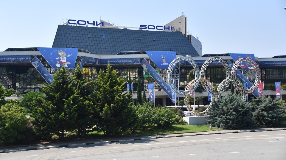 Девять из десяти самолетов вернулись в Сочи с запасных аэродромов