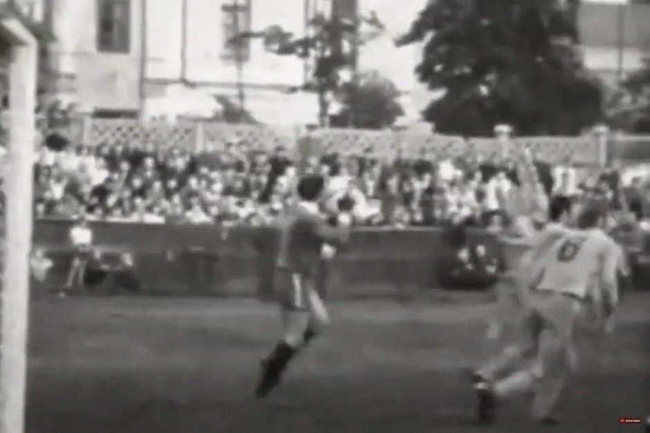    Советский футбол 60-х: весной и летом играли, осенью и зимой работали на заводах вместе со своими верными болельщиками. скриншот из видео «Ребята с нашего двора. Каким был "Рубин" 45 лет назад?» с канала «FC Rubin Kazan»