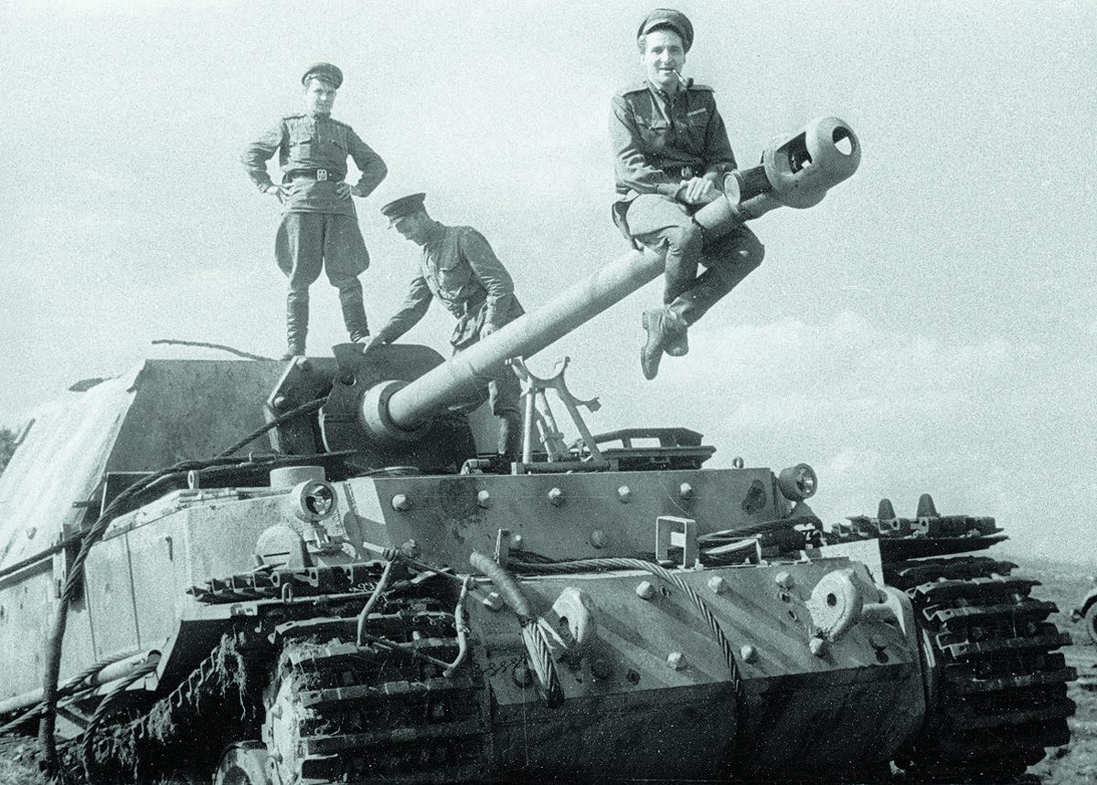 Константин Симонов на первых захваченных в боях немецких тяжелых штурмовых орудиях "Фердинанд". 1943 год. Фото с сайта «Русский мир»