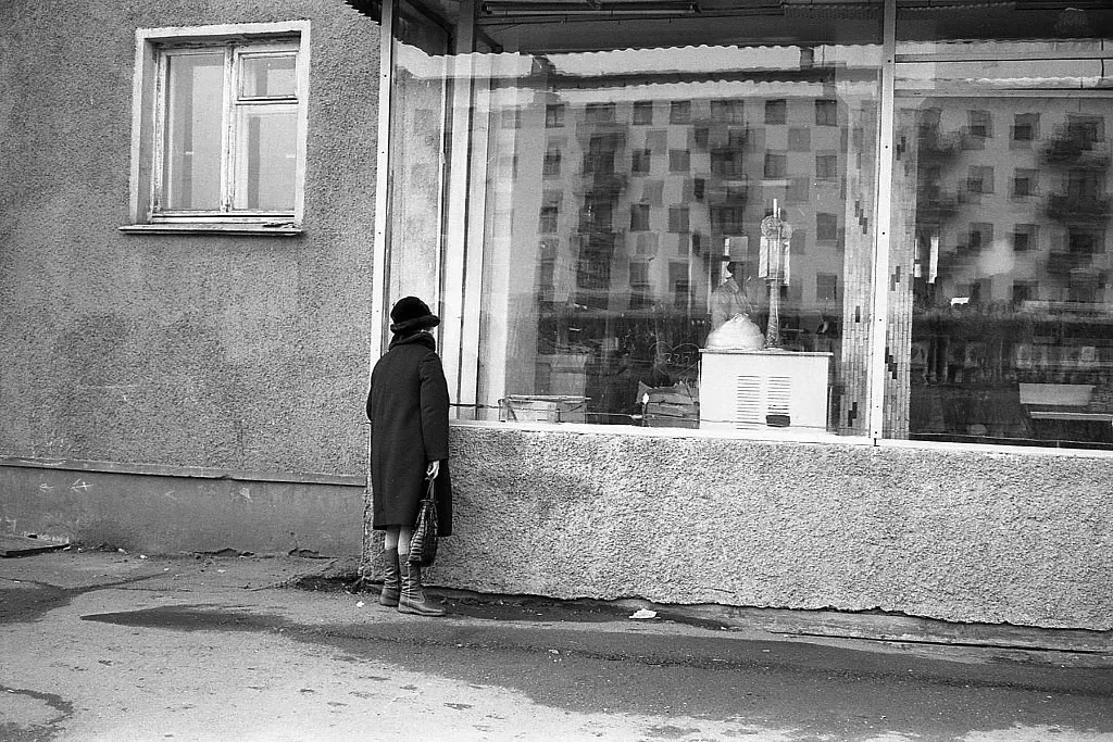 Что там под прилавком? Ул.Кирова 24. 1980 год.  Фото Ю.дубынина (автор).