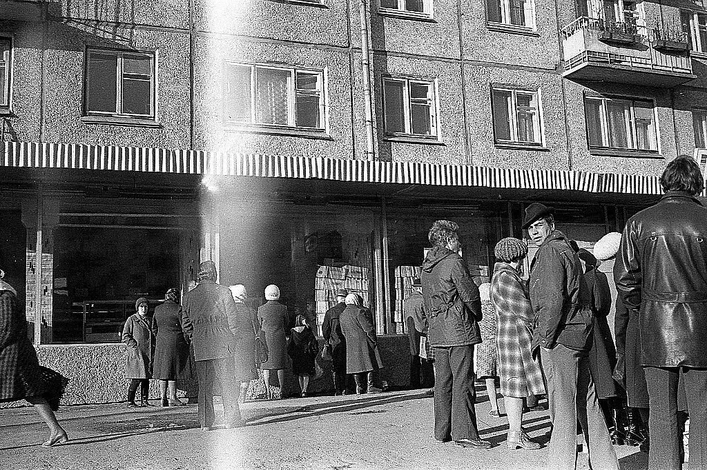 Перед открытием магазина на ул.Кирова, 24. (Что-то завезли!). 80-е годы. Фото Юрия Дубынина (автор)