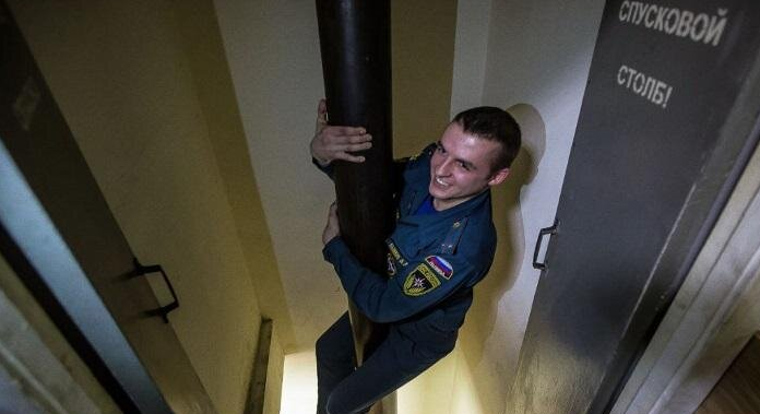 Вы знали, почему пожарные придумали соскальзывать по столбу, а не спускаться по лестнице?