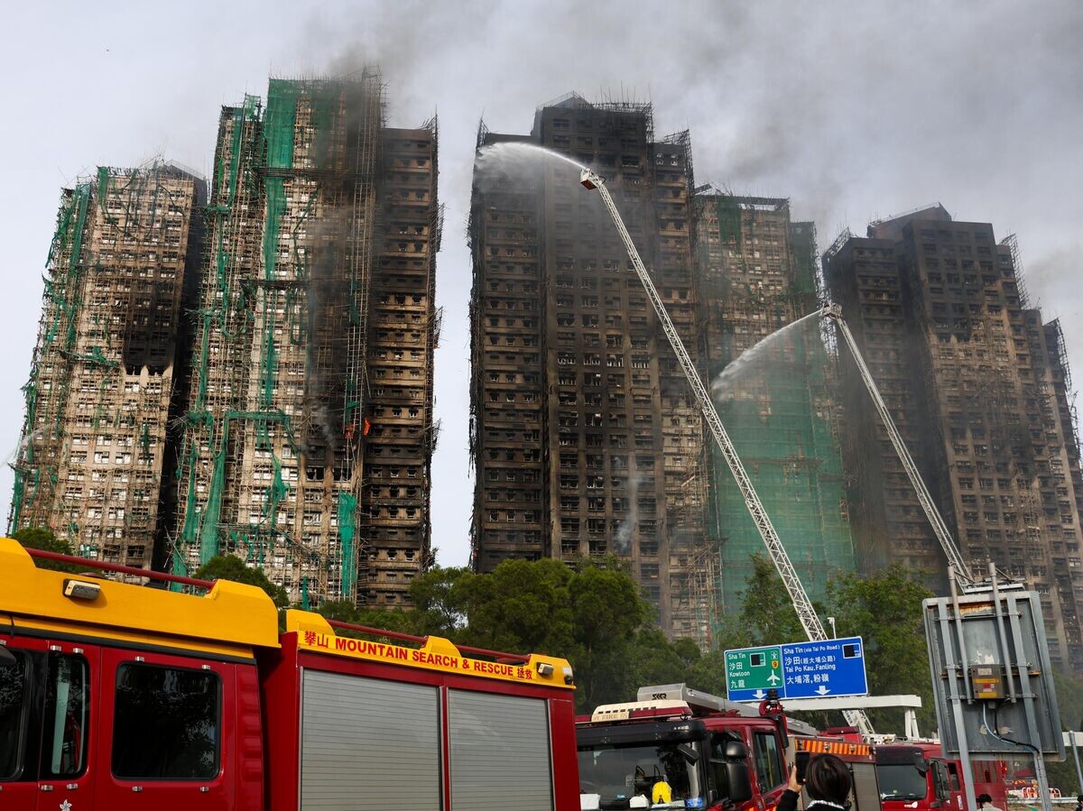    Ликвидация пожара в жилом комплексе Wang Fuk Court в Гонконге© Getty Images / Anadolu/Daniel Ceng